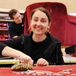 Dekoabteilung1 Sandra Horvath und Reiner Hennrich arbeiten am Mobiliar für »Lola«.