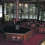 Mehr Licht, Farbe und Transparenz bekommt das Foyer in der Sommerpause. Werner Insam vom Hochbauamt und Intendant Axel Vornam konzipieren die Veränderungen in enger Zusammenarbeit mit einem Stuttgarter Architekturbüro.