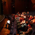 LANGE VOR DER PREMIERE BESUCHEN DIE JUNGEN EXPERTEN EINE MÄRCHENPROBE.
Foto: Fotostudio M42